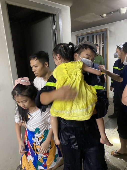 Nỗ lực dập lửa giải cứu 4 người khỏi đám cháy tại chung cư ở Hà Nội