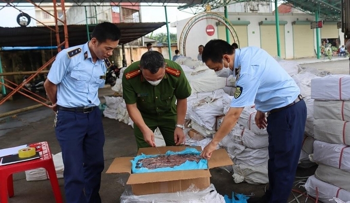 Lực lượng chức năng kiểm tra hàng hóa vi phạm - Ảnh: Tổng cục QLTT