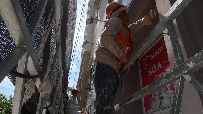 Cược mạng sống với nghề sơn tường nhà cao tầng ở Hà Nội