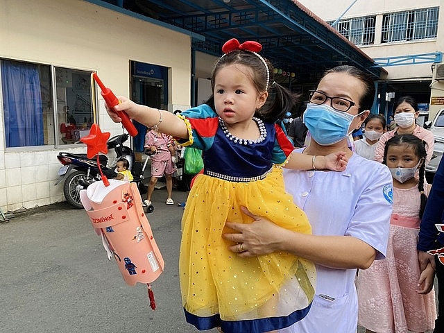 “Đêm hội trăng rằm” xoa dịu nỗi đau bệnh tật cho các bệnh nhi TP. HCM