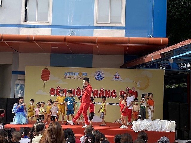 “Đêm hội trăng rằm” xoa dịu nỗi đau bệnh tật cho các bệnh nhi TP. HCM