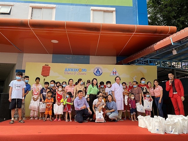 “Đêm hội trăng rằm” xoa dịu nỗi đau bệnh tật cho các bệnh nhi TP. HCM