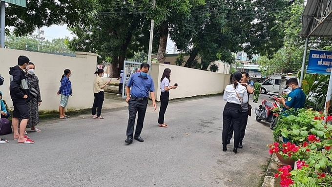 Nhiều người đến tìm kiếm người thân nhưng không thể nhận dạng được. Ảnh: CTV