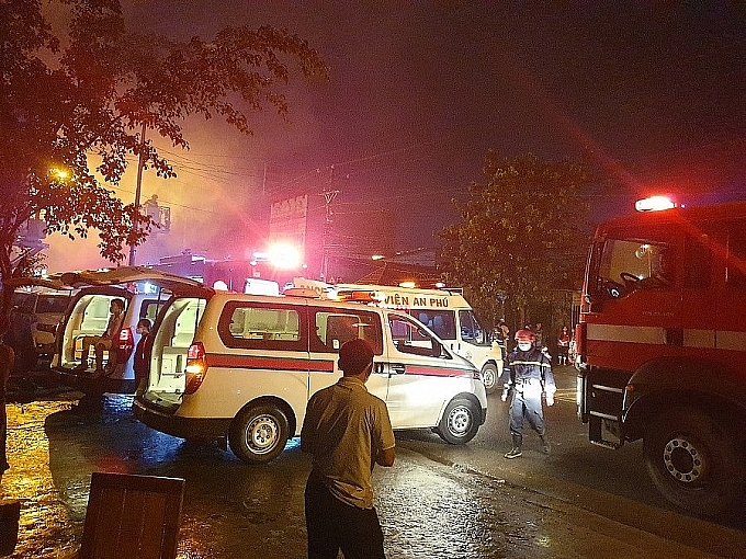 Nhiều xe cứu thương đã được huy động đến hiện trường để phục vụ cho công tác cứu chữa cho các nạn nhân trong vụ cháy. Ảnh: 