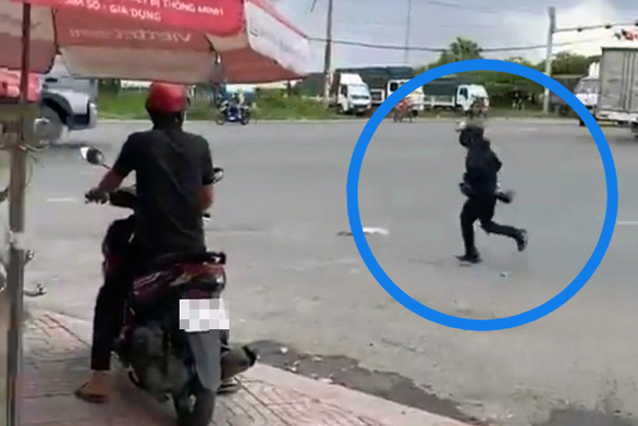 Vụ cướp ngân hàng ở Đồng Nai: Người dân chạy theo kẻ cướp có súng để quay video