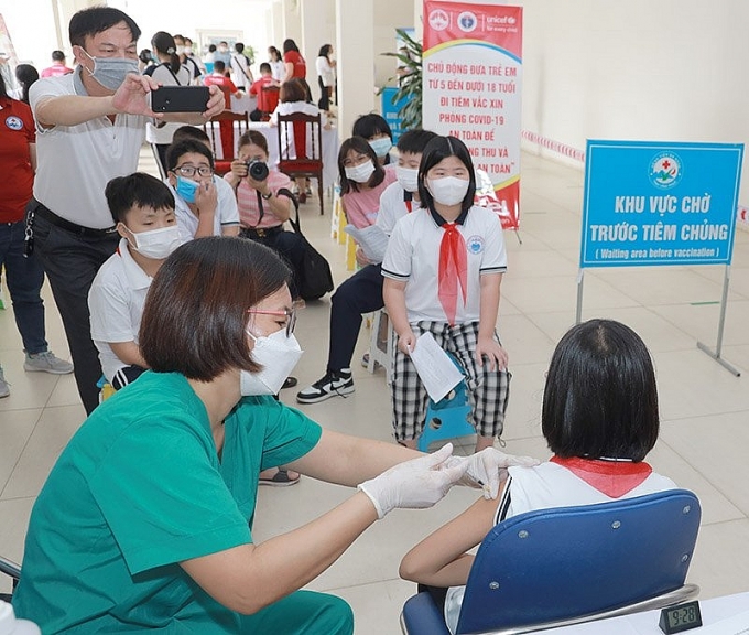 Chưa có bằng chứng khoa học nào về vaccine phòng COVID-19 ảnh hưởng tới sức khoẻ trẻ em