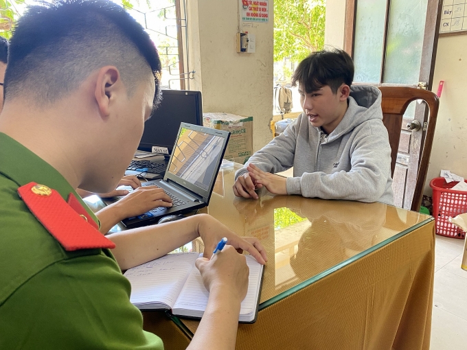 Bắt 'nữ quái' cùng thanh niên giả nhân viên ngân hàng lừa đảo hơn 10.000 người