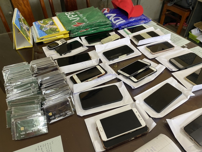 Bắt 'nữ quái' cùng thanh niên giả nhân viên ngân hàng lừa đảo hơn 10.000 người