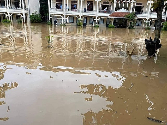 Sập cầu treo, lũ cuốn trôi người, trường 