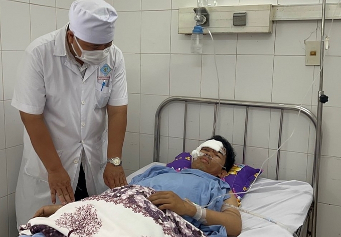 Tường đổ đè lên người, thợ xây nguy kịch