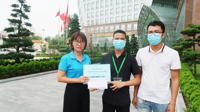 Công đoàn Công ty Newwing trao tặng nữ công nhân bị đứt lìa cánh tay số tiền 5 triệu đồng. Ảnh: HẢI YẾN