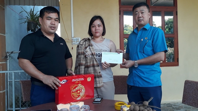 Công đoàn các Khu công nghiệp tỉnh Bắc Giang trao quà Trung thu và động viên chị Lục Thị Liên. Ảnh: HÀ VY
