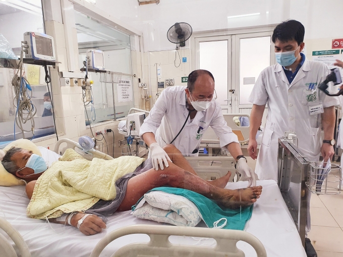 Chân hoại tử, nhiễm khuẩn huyết nguy kịch tính mạng sau khi vệ sinh khu nuôi tôm