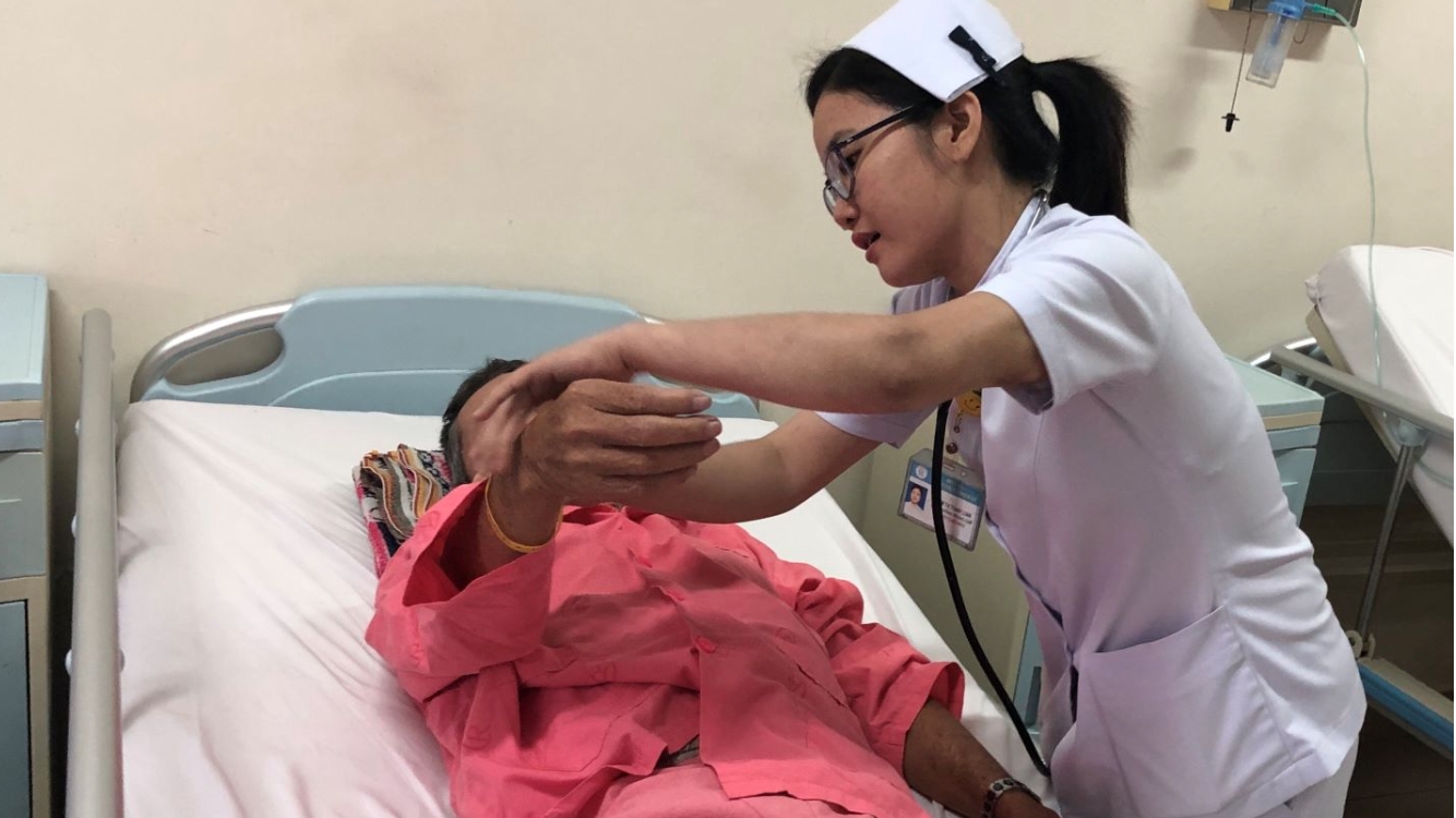 Các bệnh viện ở TP.HCM than thiếu điều dưỡng, khó tuyển dụng vì lương thấp, áp lực cao