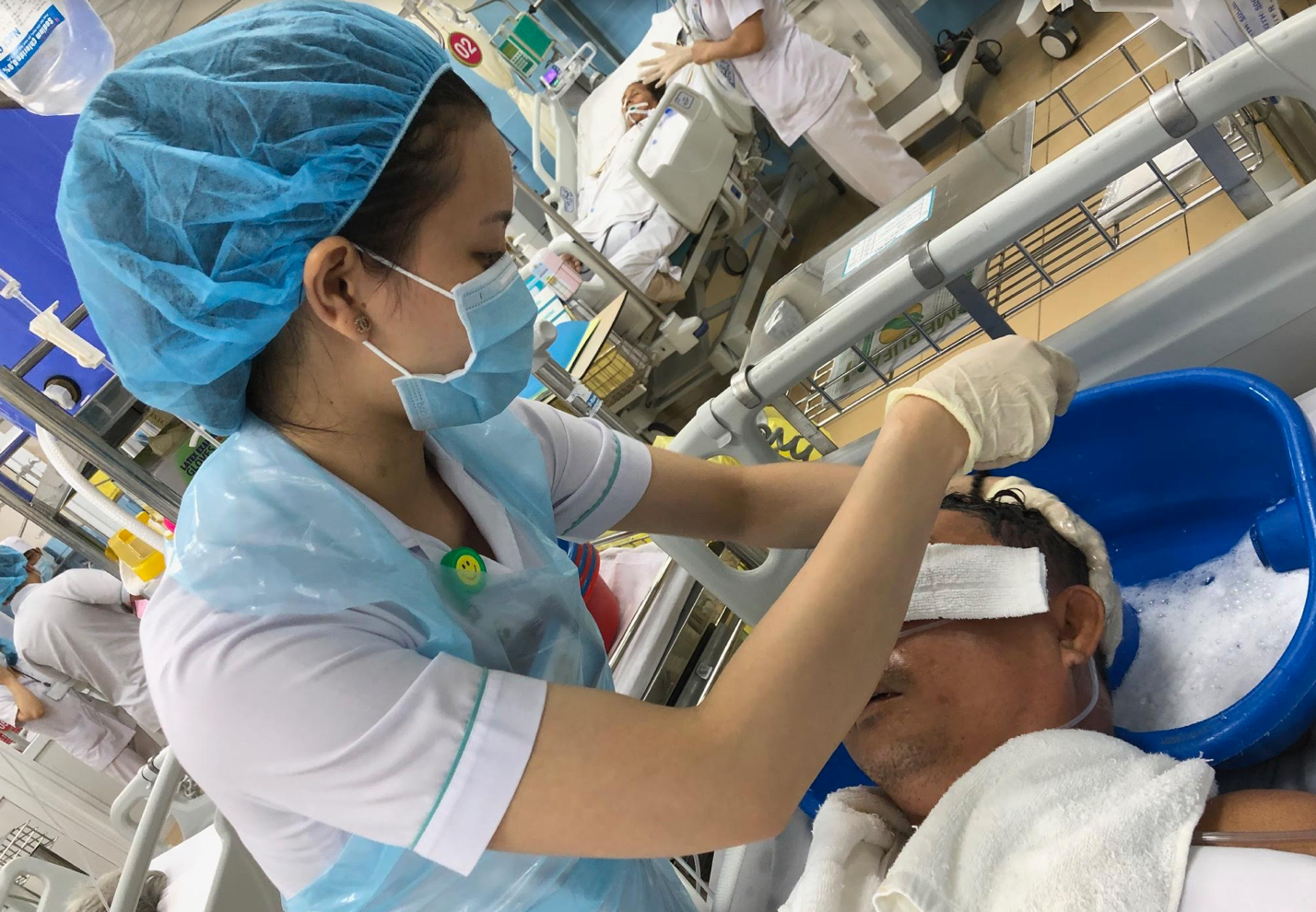 Các bệnh viện ở TP.HCM than thiếu điều dưỡng, khó tuyển dụng vì lương thấp, áp lực cao