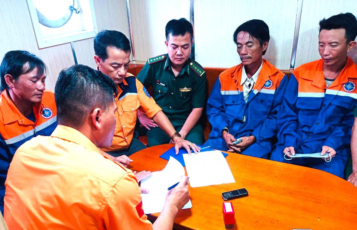 KKiến thức an toàn cho thuyền viên, ngư dân làm việc trên biển mùa mưa bão