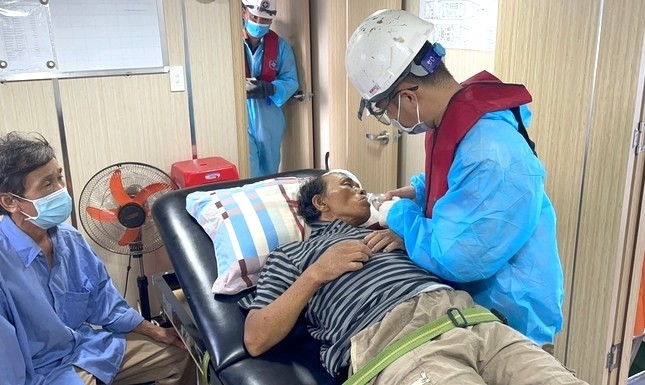 KKiến thức an toàn cho thuyền viên, ngư dân làm việc trên biển mùa mưa bão