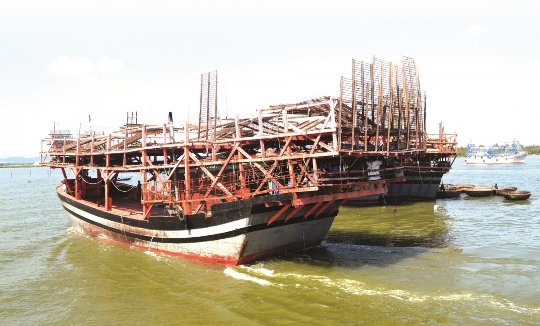 KKiến thức an toàn cho thuyền viên, ngư dân làm việc trên biển mùa mưa bão