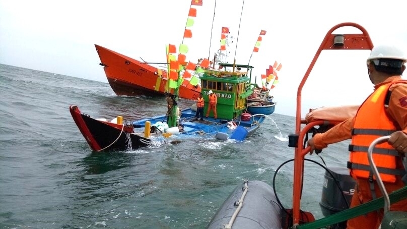 Kiến thức an toàn cho thuyền viên, ngư dân làm việc trên biển mùa mưa bão