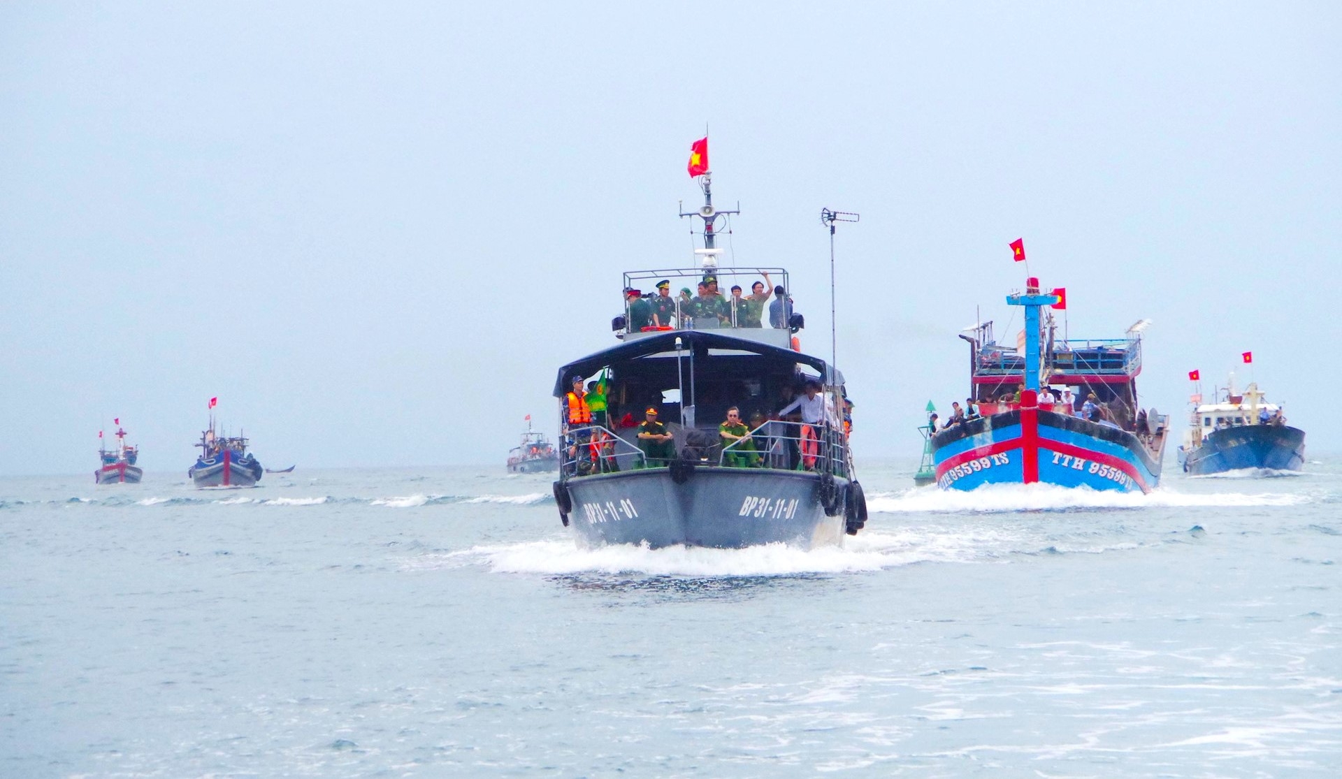 KKiến thức an toàn cho thuyền viên, ngư dân làm việc trên biển mùa mưa bão