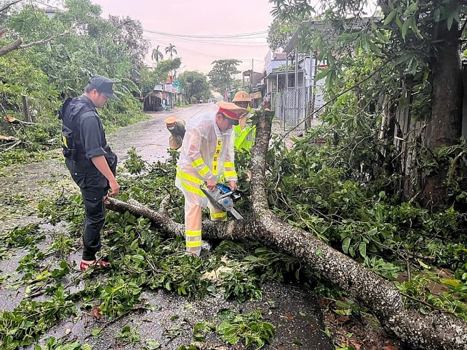 Ảnh hưởng bão Noru: nhiều nơi ở miền Trung bị mất điện
