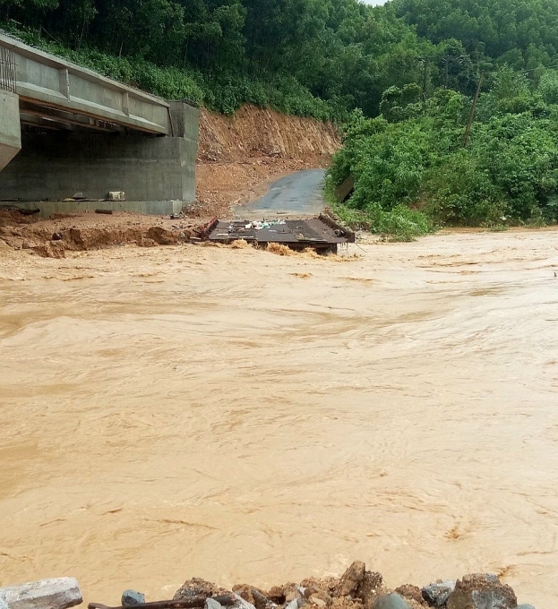 Nước lũ dâng cao sau khi bão số 4 Noru đổ bộ, chia cắt một số nơi ở Quảng Bình