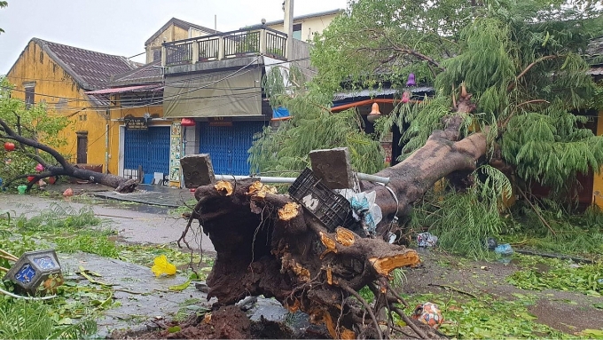 Nước lũ dâng cao sau khi bão số 4 Noru đổ bộ, chia cắt một số nơi ở Quảng Bình