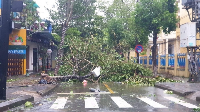 Nước lũ dâng cao sau khi bão số 4 Noru đổ bộ, chia cắt một số nơi ở Quảng Bình