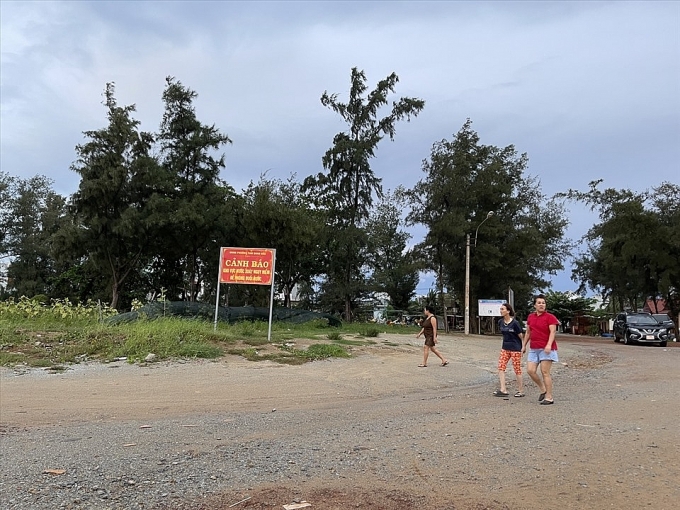 Nước lũ dâng cao sau khi bão số 4 Noru đổ bộ, chia cắt một số nơi ở Quảng Bình