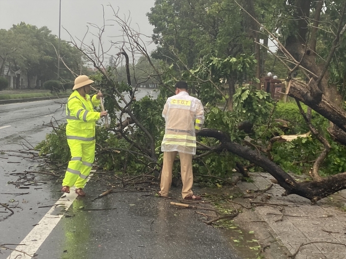 Nước lũ dâng cao sau khi bão số 4 Noru đổ bộ, chia cắt một số nơi ở Quảng Bình