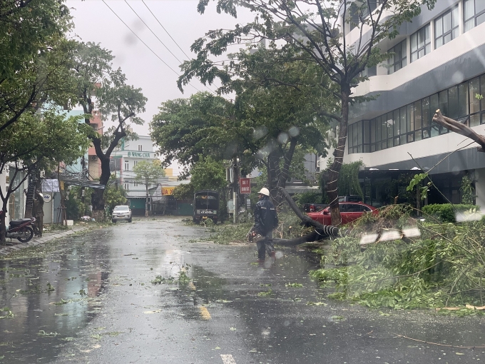 Nước lũ dâng cao sau khi bão số 4 Noru đổ bộ, chia cắt một số nơi ở Quảng Bình