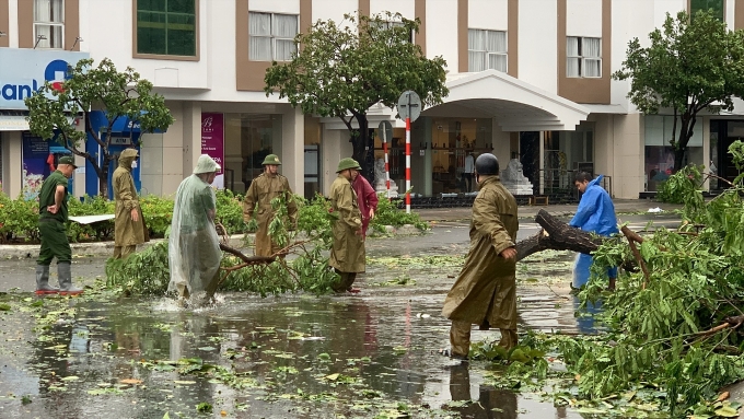 Nước lũ dâng cao sau khi bão số 4 Noru đổ bộ, chia cắt một số nơi ở Quảng Bình