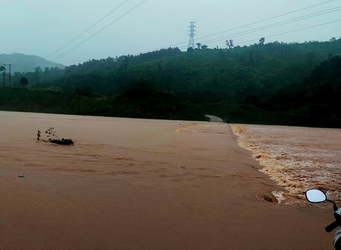 Nước lũ dâng cao sau khi bão số 4 Noru đổ bộ, chia cắt một số nơi ở Quảng Bình