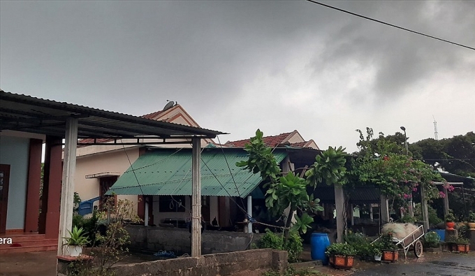 Nước lũ dâng cao sau khi bão số 4 Noru đổ bộ, chia cắt một số nơi ở Quảng Bình