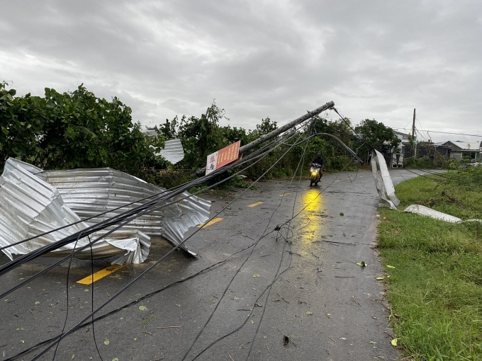 Nước lũ dâng cao sau khi bão số 4 Noru đổ bộ, chia cắt một số nơi ở Quảng Bình