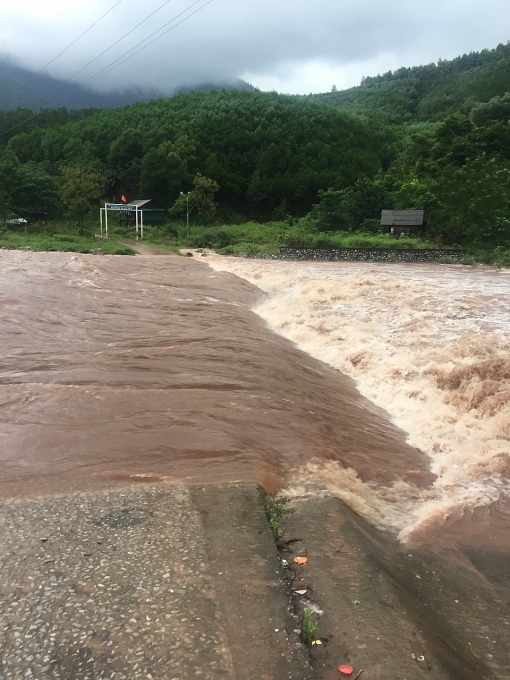 Nước lũ dâng cao sau khi bão số 4 Noru đổ bộ, chia cắt một số nơi ở Quảng Bình