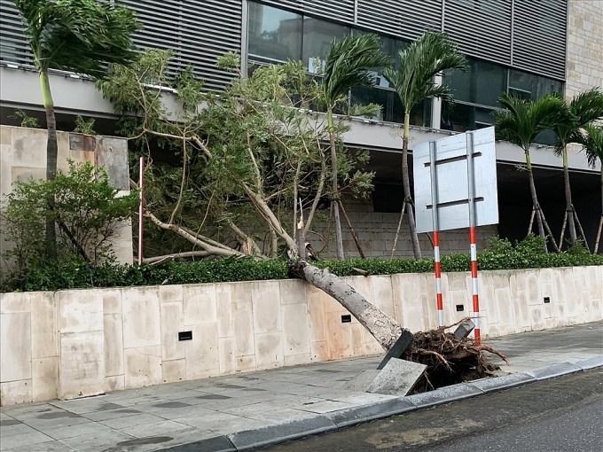 Nước lũ dâng cao sau khi bão số 4 Noru đổ bộ, chia cắt một số nơi ở Quảng Bình