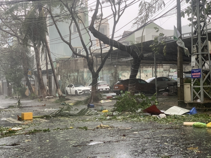 Nước lũ dâng cao sau khi bão số 4 Noru đổ bộ, chia cắt một số nơi ở Quảng Bình