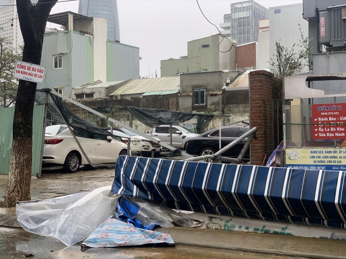 Nước lũ dâng cao sau khi bão số 4 Noru đổ bộ, chia cắt một số nơi ở Quảng Bình