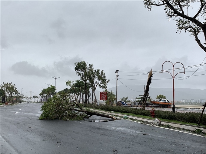 Nước lũ dâng cao sau khi bão số 4 Noru đổ bộ, chia cắt một số nơi ở Quảng Bình