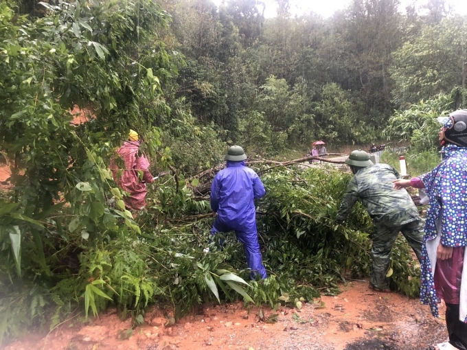 Nước lũ dâng cao sau khi bão số 4 Noru đổ bộ, chia cắt một số nơi ở Quảng Bình