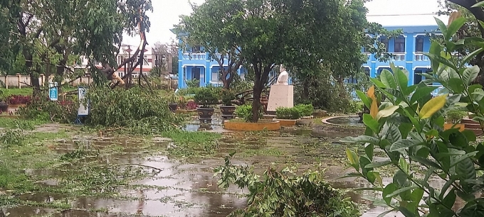 Nước lũ dâng cao sau khi bão số 4 Noru đổ bộ, chia cắt một số nơi ở Quảng Bình