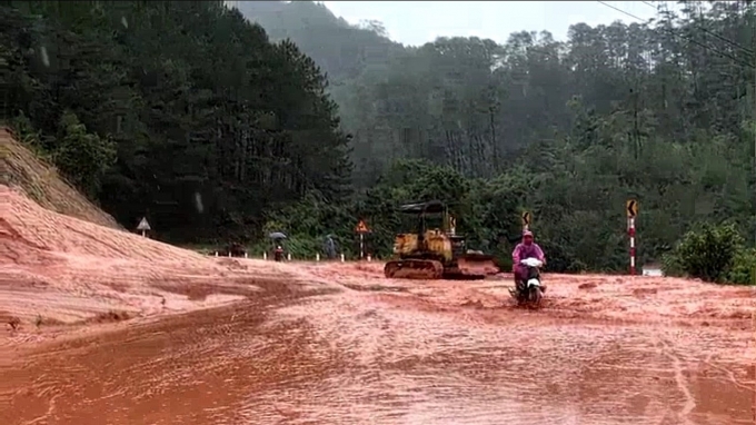 Nước lũ dâng cao sau khi bão số 4 Noru đổ bộ, chia cắt một số nơi ở Quảng Bình