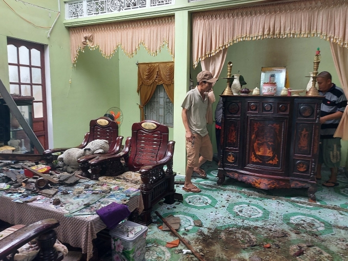 Nước lũ dâng cao sau khi bão số 4 Noru đổ bộ, chia cắt một số nơi ở Quảng Bình