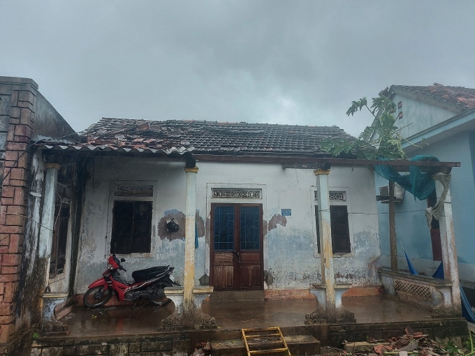 Nước lũ dâng cao sau khi bão số 4 Noru đổ bộ, chia cắt một số nơi ở Quảng Bình