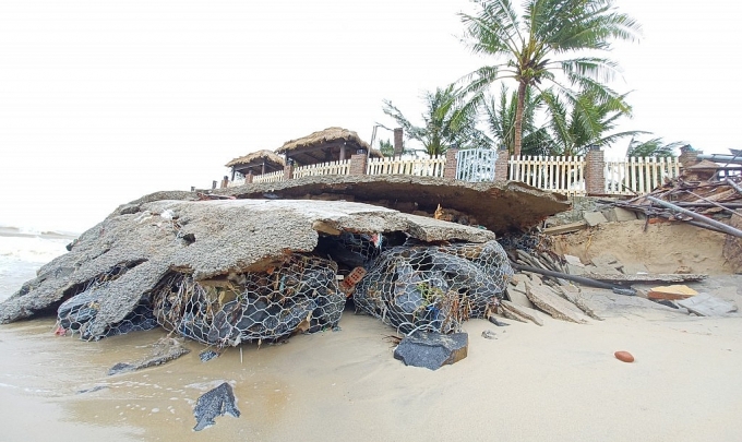 Quảng Nam: Bờ biển Cửa Đại tan hoang sau bão Noru