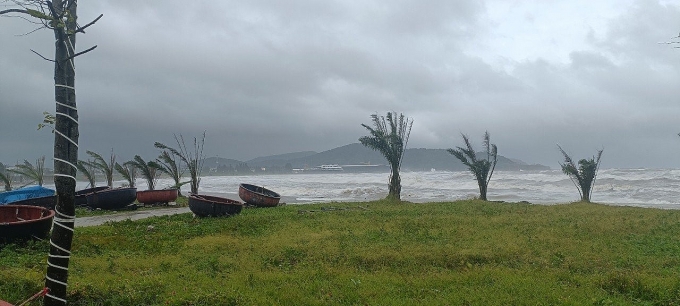 Huyện đảo Lý Sơn có hàng trăm nhà bị tốc mái do bão số 4 Noru, nhiều tàu cá bị chìm