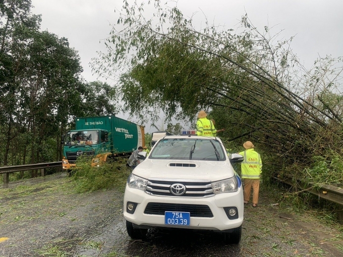 Huyện đảo Lý Sơn có hàng trăm nhà bị tốc mái do bão số 4 Noru, nhiều tàu cá bị chìm