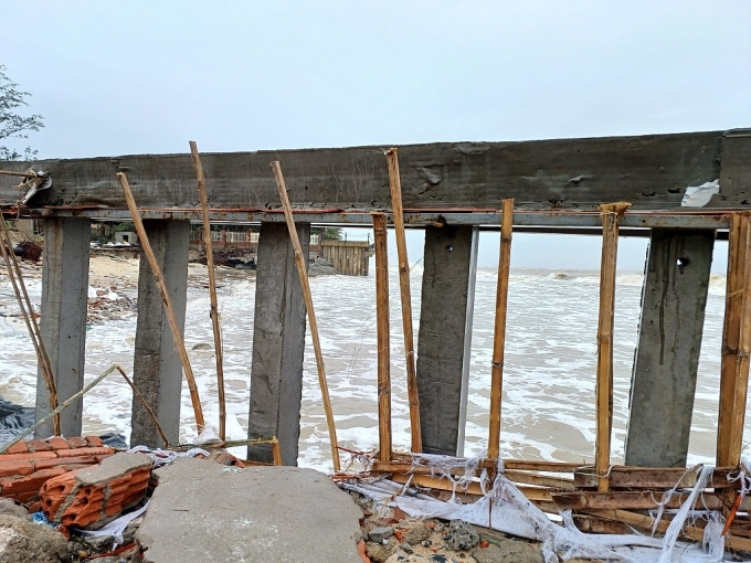 Quảng Nam: Bờ biển Cửa Đại tan hoang sau bão Noru