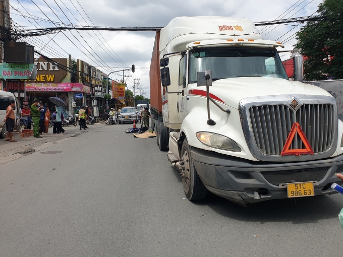 Tai nạn giữa xe đạp điện với container, 1 nam bảo vệ tử vong